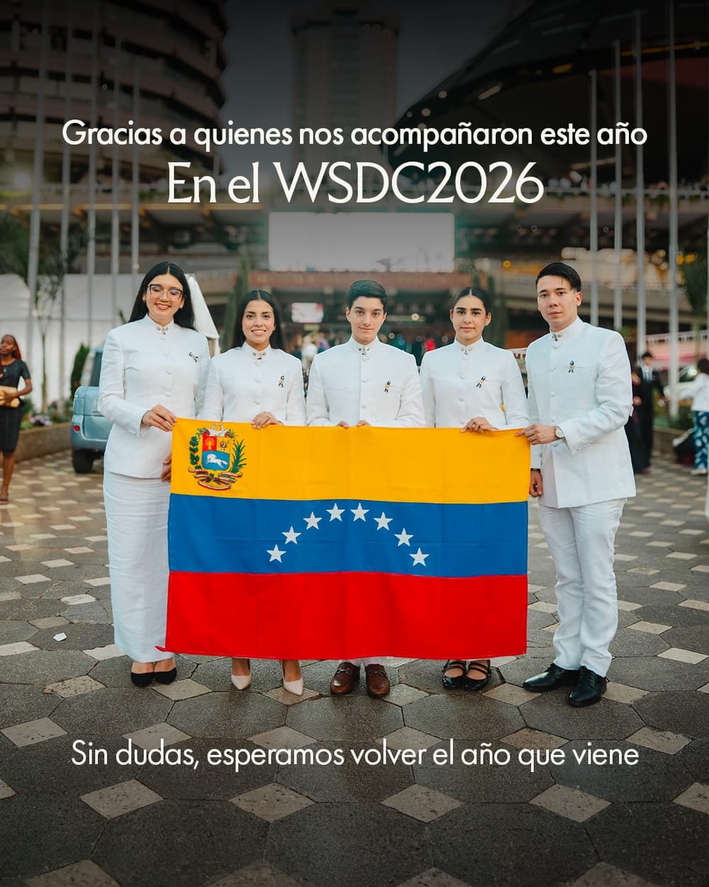 El equipo de Avedo sosteniendo la bandera de Venezuela