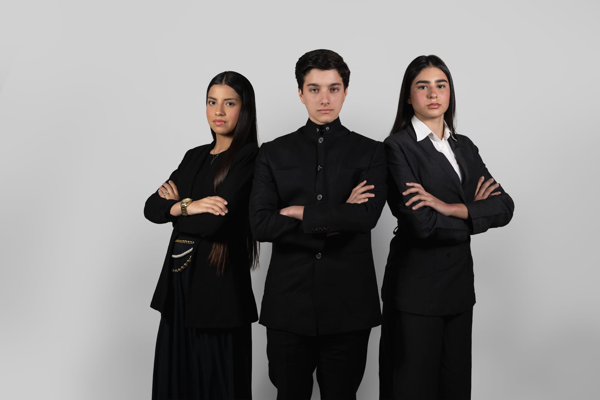 Tres integrantes del equipo de Avedo retratados en estudio
