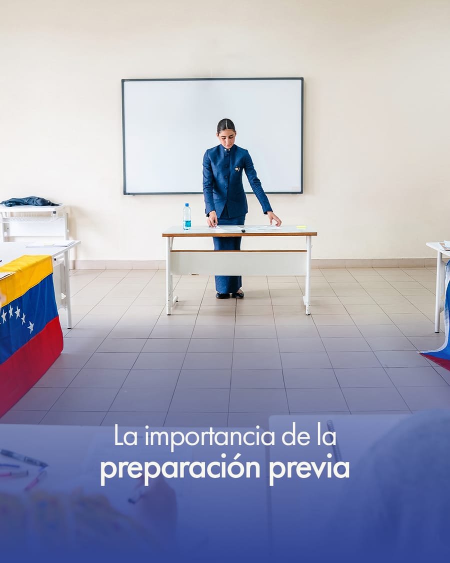 Integrante del equipo exponiendo frente a la pizarra