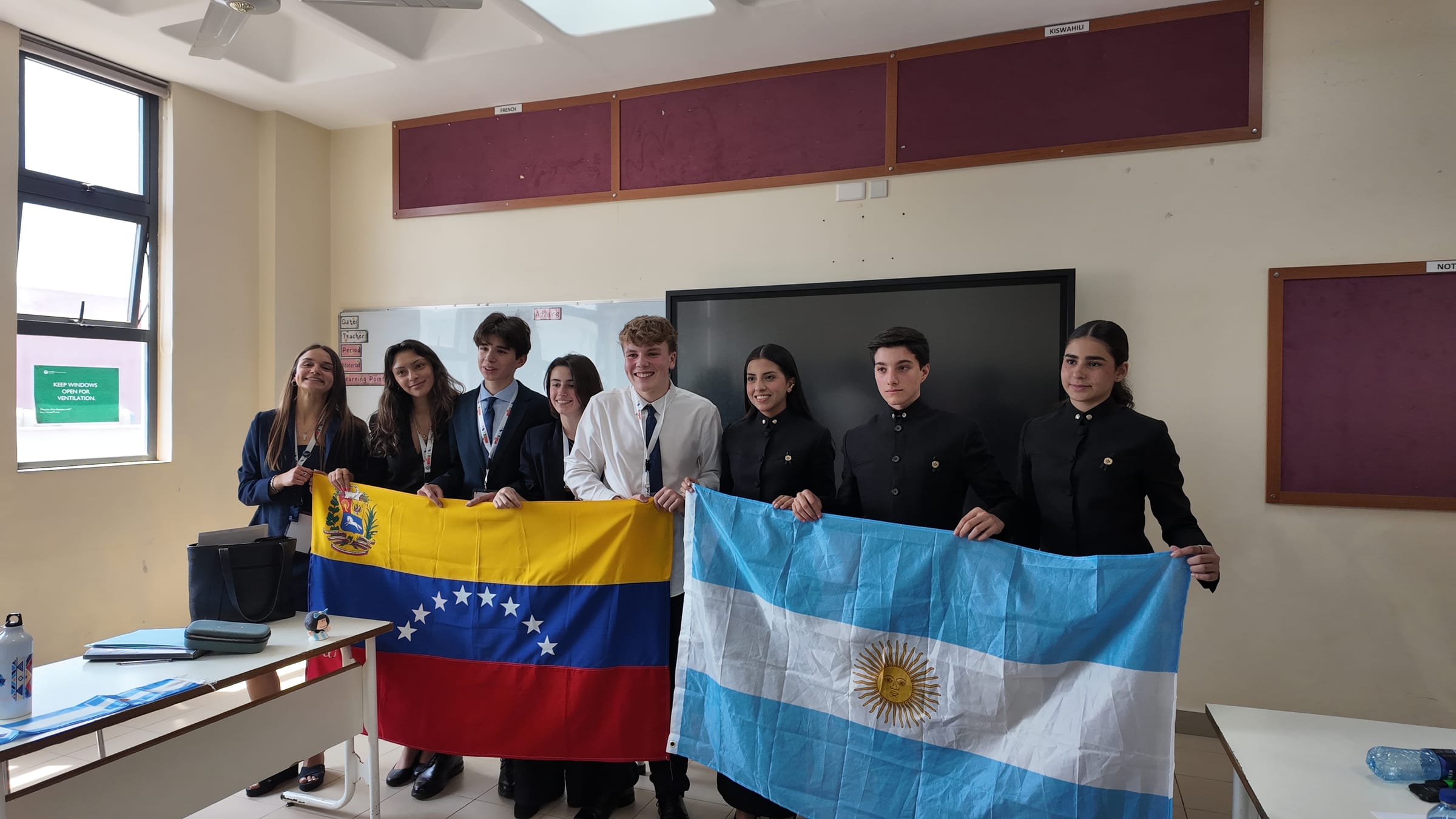 El equipo de Avedo con las banderas de Venezuela y Argentina