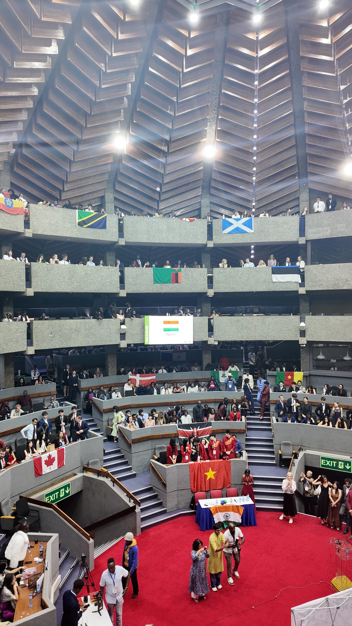 Sede del World Schools Debating Championship con las banderas de los países participantes